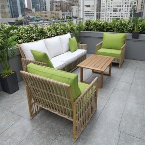 Bộ sofa giả mây 4 món với nệm dày màu trắng xanh, phù hợp không gian sân thượng