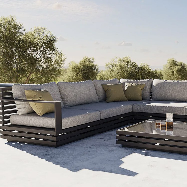 Bộ sofa sân vườn khung nhôm đen, nệm xám, bàn trà kính, phong cách hiện đại