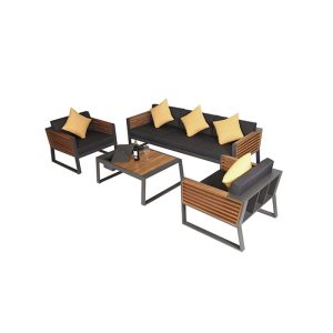 Bộ bàn ghế sân vườn nhôm phối gỗ, nệm xám, gối vàng, chụp góc nghiêng