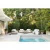 Toàn cảnh bộ sofa ngoài trời hiện đại bên hồ bơi, gồm nhiều ghế và bàn trà gỗ