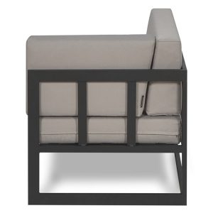 Cận cảnh cạnh bên sofa ngoài trời, nệm dày êm ái