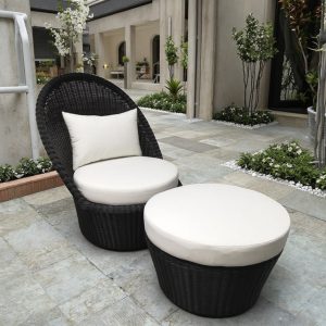 Ghế đơn nhựa giả mây ngoài trời kèm bàn phụ, nệm trắng dày êm ái, phù hợp ban công sân vườn