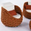 Cận cảnh ghế đơn dây rope đan tay, nệm dày và gối tựa màu cam đất