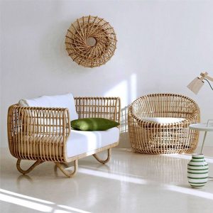 Sofa đôi và ghế đơn giả mây, nệm trắng, phong cách hiện đại, bối cảnh trong nhà tối giản