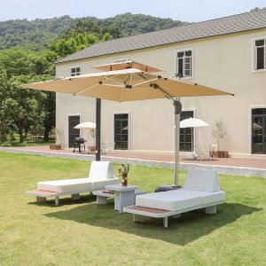 Bộ sofa ngoài trời 4 món trên bãi cỏ, thiết kế hiện đại, nệm dày, bàn trà tiện dụng.