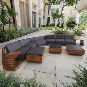 Bộ sofa gỗ teak ngoài trời, nệm dày màu ghi, bàn trà vuông mặt kính đen