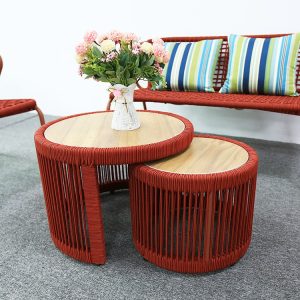 Cận cảnh bàn trà đôi dây rope đỏ gạch mặt gỗ, thiết kế lồng tiện lợi