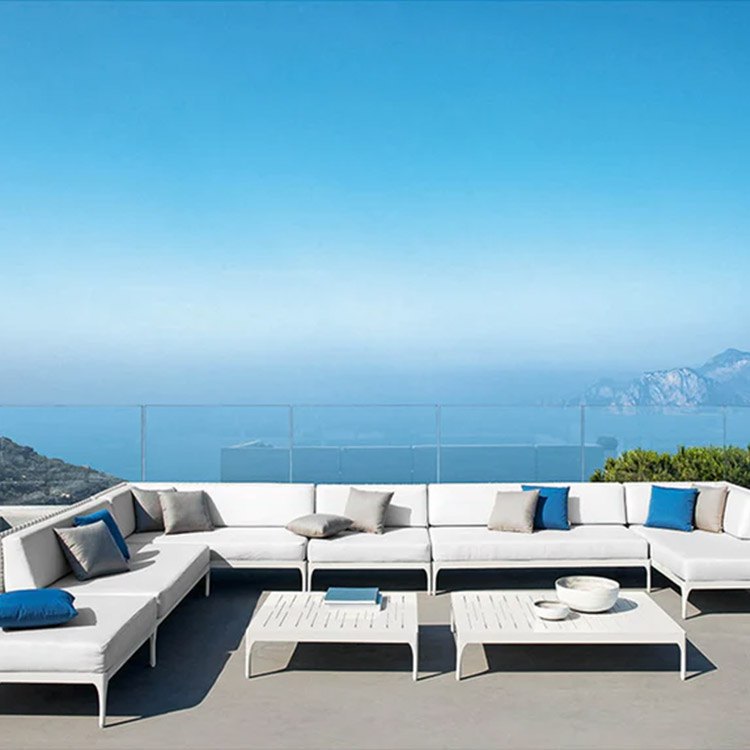 Bộ sofa ngoài trời lớn, nhiều module, phối nệm trắng xanh, phù hợp không gian sân thượng rộng