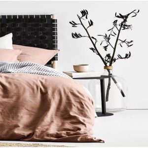 Bàn trà nhôm hiện đại đặt cạnh giường, phù hợp làm bàn đầu giường hoặc bàn sofa
