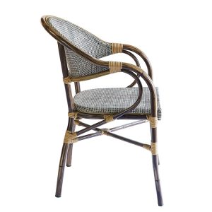 Ghế nhựa giả mây ngoài trời nhìn ngang, kiểu dáng cổ điển, phù hợp quán cafe sân vườn