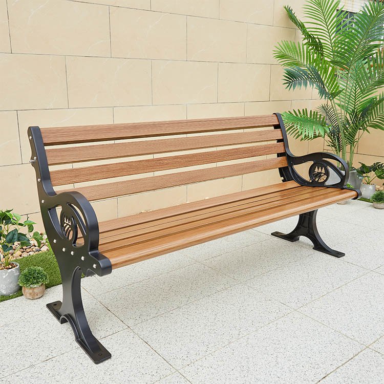 Ghế băng dài nhựa giả gỗ màu nâu nhạt, khung sắt đen, thiết kế hiện đại.