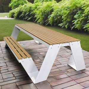 Bộ bàn ghế ngoài trời đặt trên sân vườn, phù hợp không gian xanh