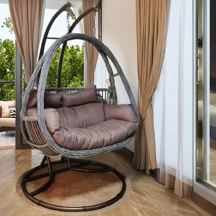 Ghế xích đu đôi giả mây nệm màu nâu nhạt đặt trong phòng khách hiện đại