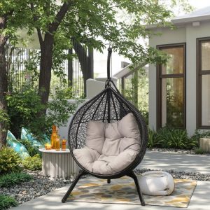 Ghế xích đu trứng ngoài trời hiện đại, đặt giữa sân vườn xanh mát