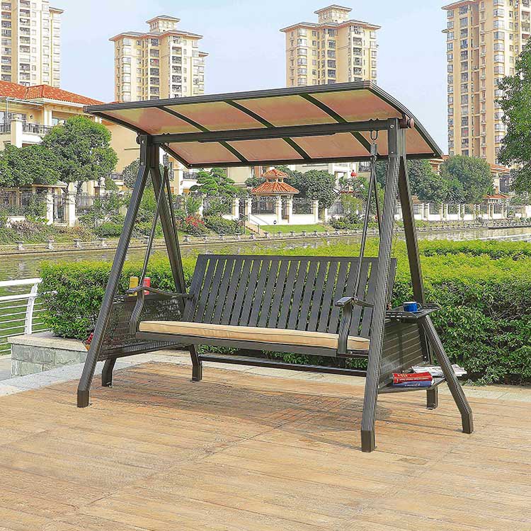 Xích đu sân vườn 3 chỗ, tựa lưng nan dọc, nệm ngồi màu be, mái che rộng