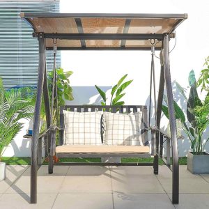 Xích đu sân vườn 2 chỗ nhìn trực diện, có nệm ngồi và gối tựa caro, mái che chống nắng