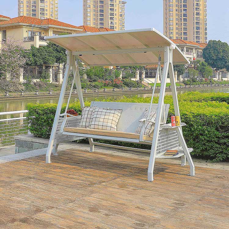Xích đu ngoài trời 3 chỗ, lưng ghế hoa văn, nệm be và gối caro, khung trắng, có kệ để đồ hai bên