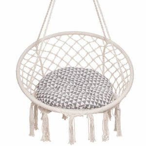 Ghế xích đu ngoài trời màu kem, nệm họa tiết xám trắng, phong cách bohemian