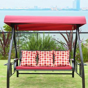 Xích đu sân vườn 3 chỗ, khung sắt, nệm đỏ, gối chấm bi đỏ trắng, mái che đỏ nổi bật, đặt ngoài trời