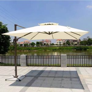Ô dù ngoài trời lệch tâm màu trắng kem, khung nhôm, bối cảnh sân vườn đẹp