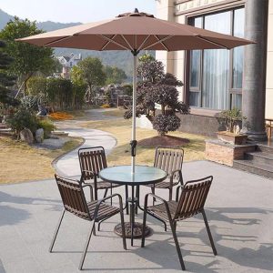 Bộ bàn ghế ngoài trời 4 ghế kèm ô che màu nâu, khung nhôm, mặt bàn kính, thích hợp sân vườn.