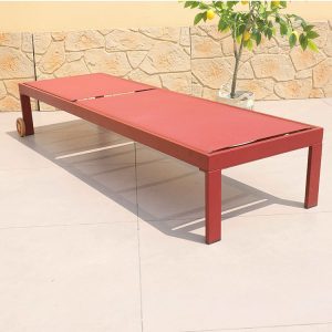 Ghế tắm nắng ngoài trời màu đỏ cam, dạng phẳng, khung nhôm chắc chắn, có bánh xe.