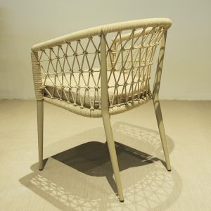 Góc sau ghế sân vườn nhôm đan dây, thiết kế bo tròn đẹp mắt
