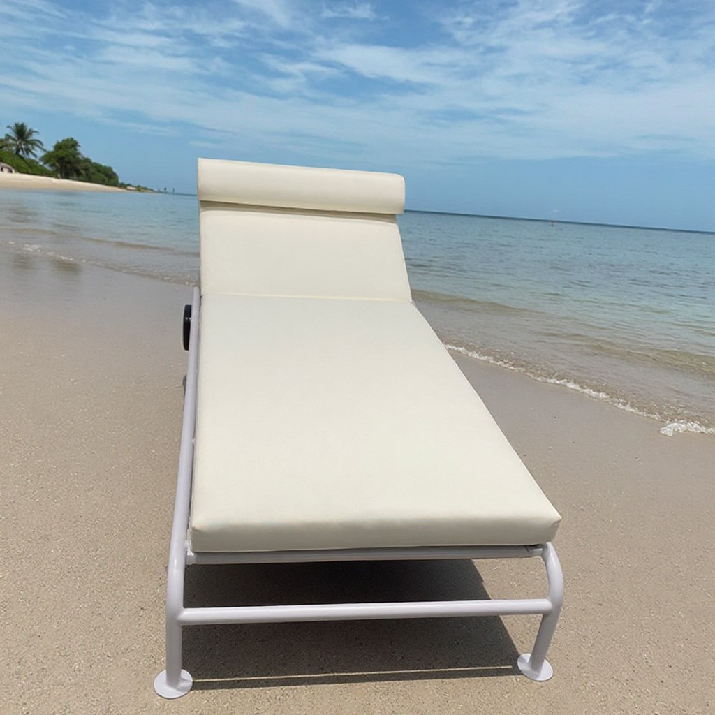 Ghế sun lounger ngoài trời nệm trắng kem nhìn trực diện trên bãi biển