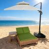 Ghế tắm nắng đôi nhựa giả mây nệm xanh đặt trên bãi biển, có ô che