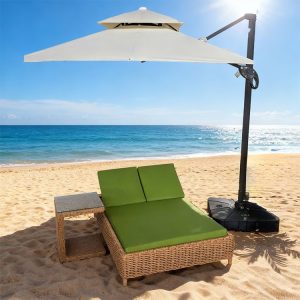 Ghế tắm nắng đôi nhựa giả mây nệm xanh đặt trên bãi biển, có ô che