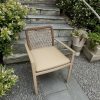 Ghế patio khung nhôm sơn tĩnh điện, lưng đan dây rope, nệm dày màu be, đặt ngoài vườn cạnh bậc thềm