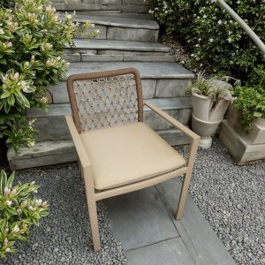 Ghế patio khung nhôm sơn tĩnh điện, lưng đan dây rope, nệm dày màu be, đặt ngoài vườn cạnh bậc thềm