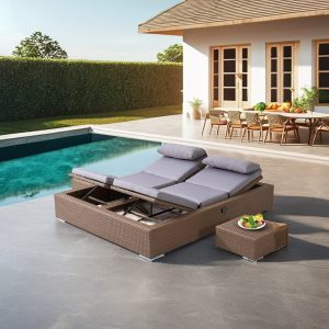 Giường tắm nắng đôi ngoài trời, tựa lưng nâng hạ được, kèm bàn phụ nhỏ, đặt cạnh hồ bơi biệt thự