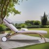 Ghế tắm nắng ngoài trời khung nhôm đan mây, nệm xám nhạt, phong cách hiện đại giữa sân vườn