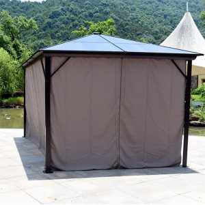 Lều ngoài trời đóng kín toàn bộ bằng rèm vải dày, phù hợp che nắng mưa