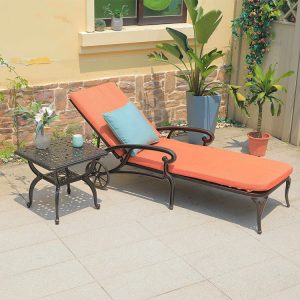 Ghế tắm nắng nhôm đúc nệm cam, bàn phụ vuông, đặt ngoài trời cạnh cây xanh