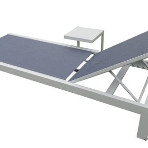 Ghế tắm nắng ngoài trời màu xanh navy, khung nhôm trắng, có bàn phụ nhỏ tiện lợi