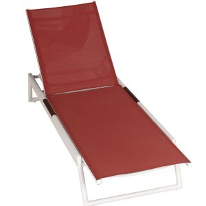 Góc nhìn từ trên xuống ghế tắm nắng vải đỏ nâu khung trắng