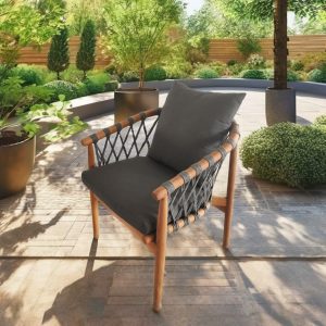 Ghế ăn ngoài trời đặt trong sân vườn, khung gỗ teak, dây rope xám, nệm dày êm ái