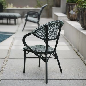 Ghế sân vườn đan dây nhựa họa tiết caro nhìn từ phía sau, phù hợp không gian hồ bơi