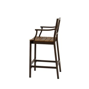Góc nhìn ngang ghế bar ngoài trời màu nâu gỗ, tay vịn uốn cong đẹp mắt