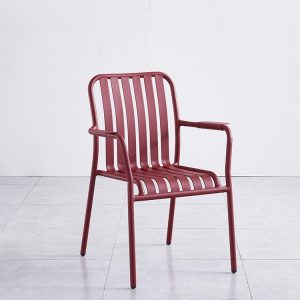 Ghế sân vườn nhôm màu đỏ đô, phong cách trẻ trung, có tay vịn tiện lợi