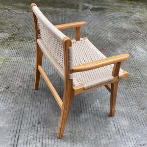 Ghế gỗ ngoài trời đan dây, chụp góc xiên từ phía sau