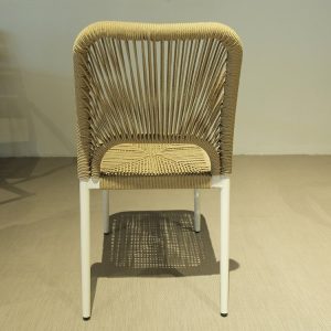 Ghế sân vườn đan dây nhìn trực diện từ phía sau, lưng cong ôm lưng