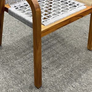 Cận cảnh chân ghế gỗ tự nhiên và dây đan chắc chắn của ghế sân vườn