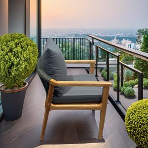 Ghế sân vườn tựa dây rope, khung gỗ teak, chụp góc nghiêng trên ban công