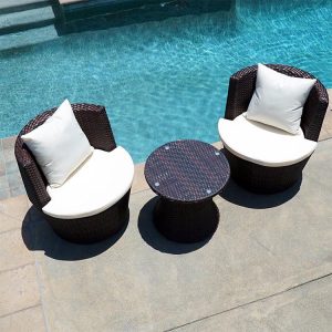 Bộ bàn ghế giả mây ngoài trời nhìn từ trên xuống, cạnh hồ bơi