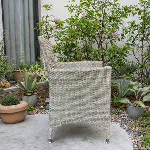 Ảnh chụp ngang ghế giả mây ngoài trời, khung chắc chắn, phù hợp sân vườn