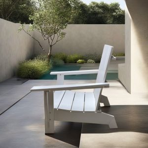 Góc nhìn ngang ghế Adirondack trắng cạnh hồ bơi ngoài trời