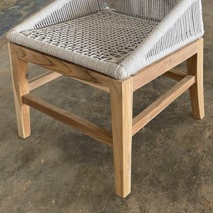 Cận cảnh chân ghế ăn ngoài trời bằng gỗ teak chắc chắn